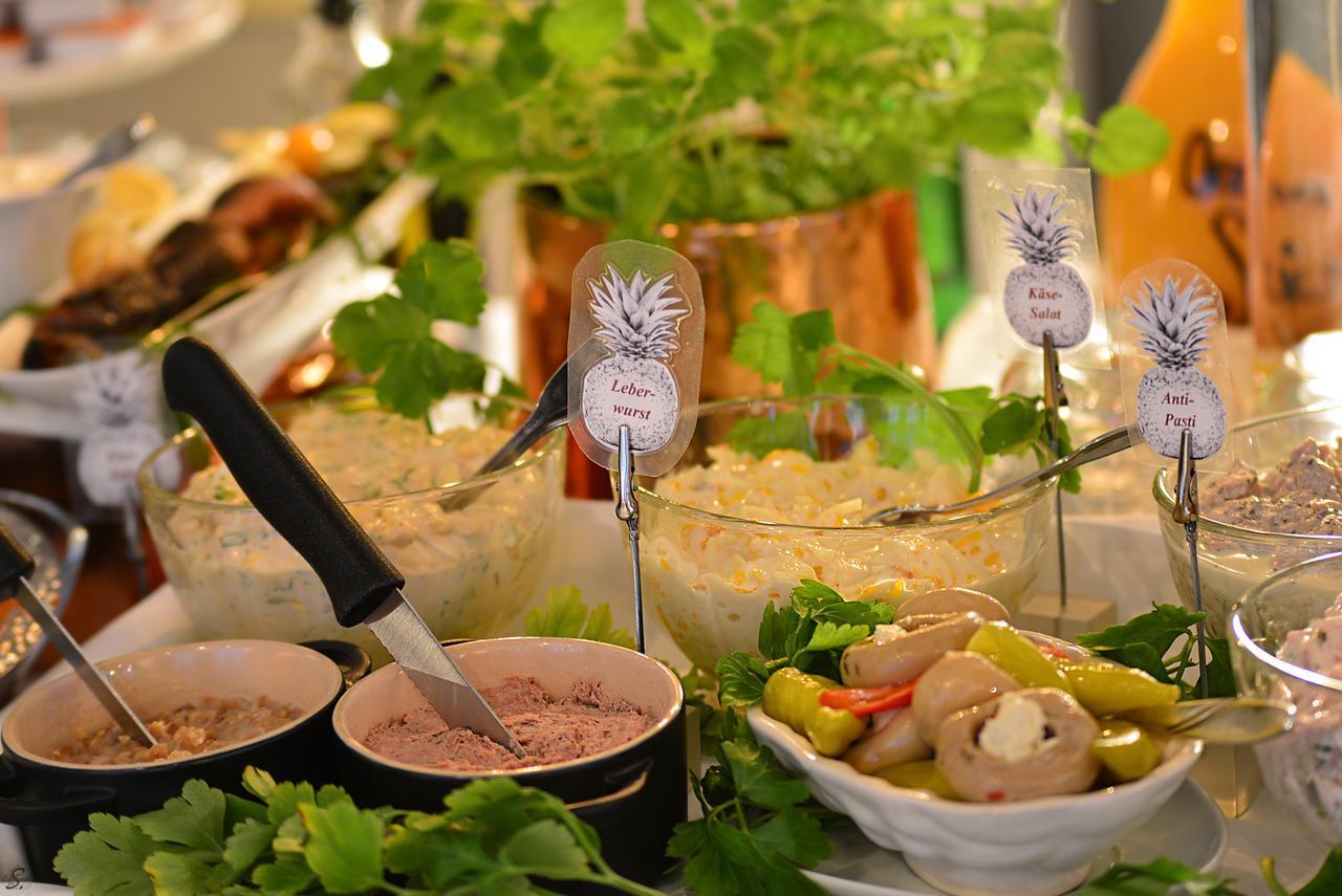 Emmerich Hotel Goerlitz Екстер'єр фото A buffet with a selection of food